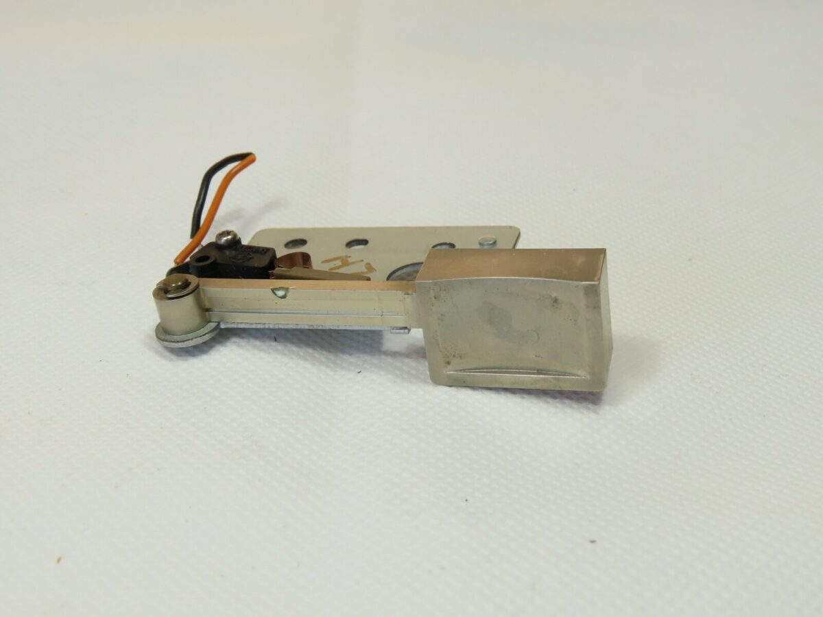 > DUAL C824 < Left Stop Key with Microswitch Tape Deck Part 270 168 /A16 - Image 3