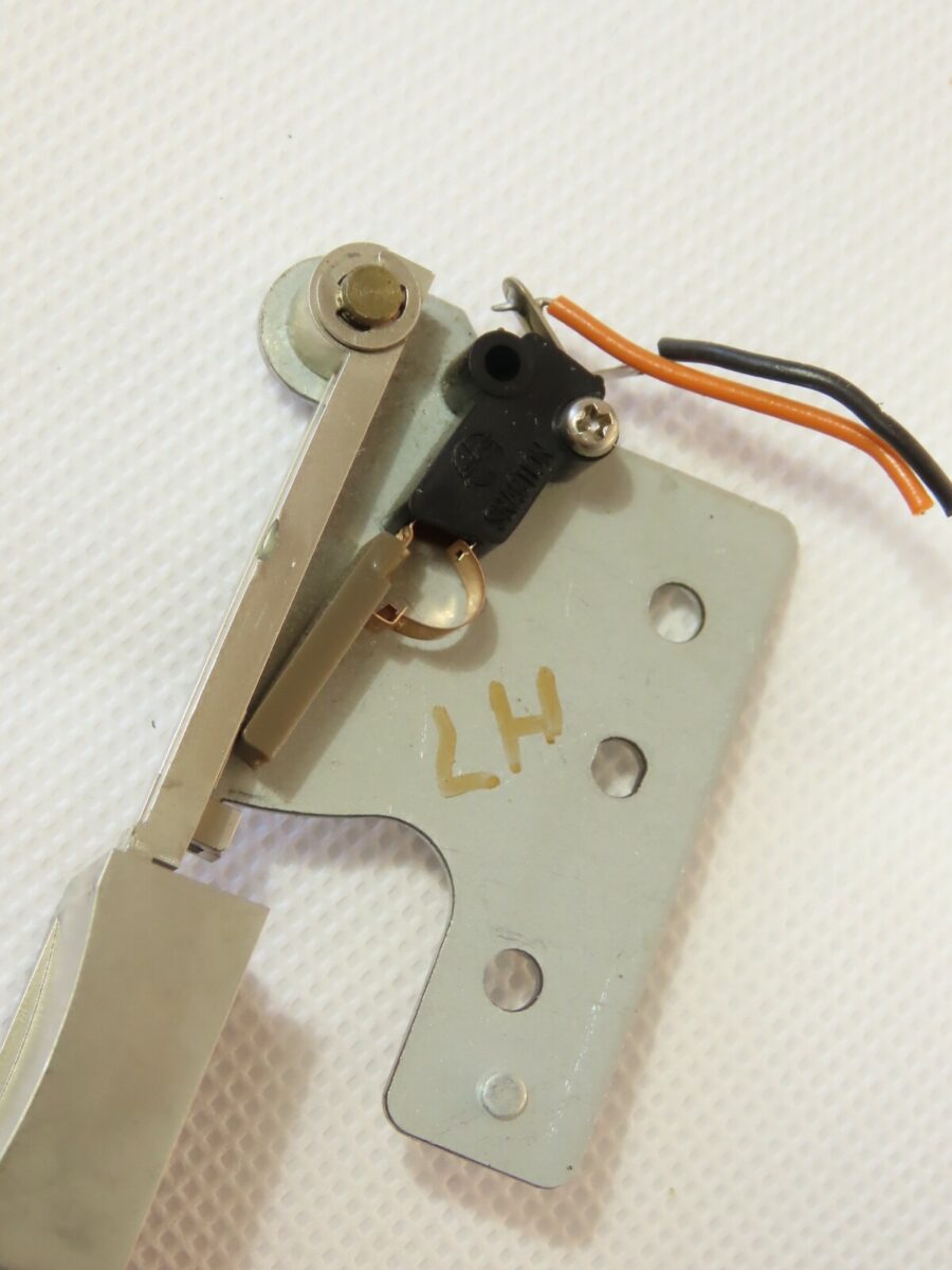 > DUAL C824 < Left Stop Key with Microswitch Tape Deck Part 270 168 /A16 - Image 4