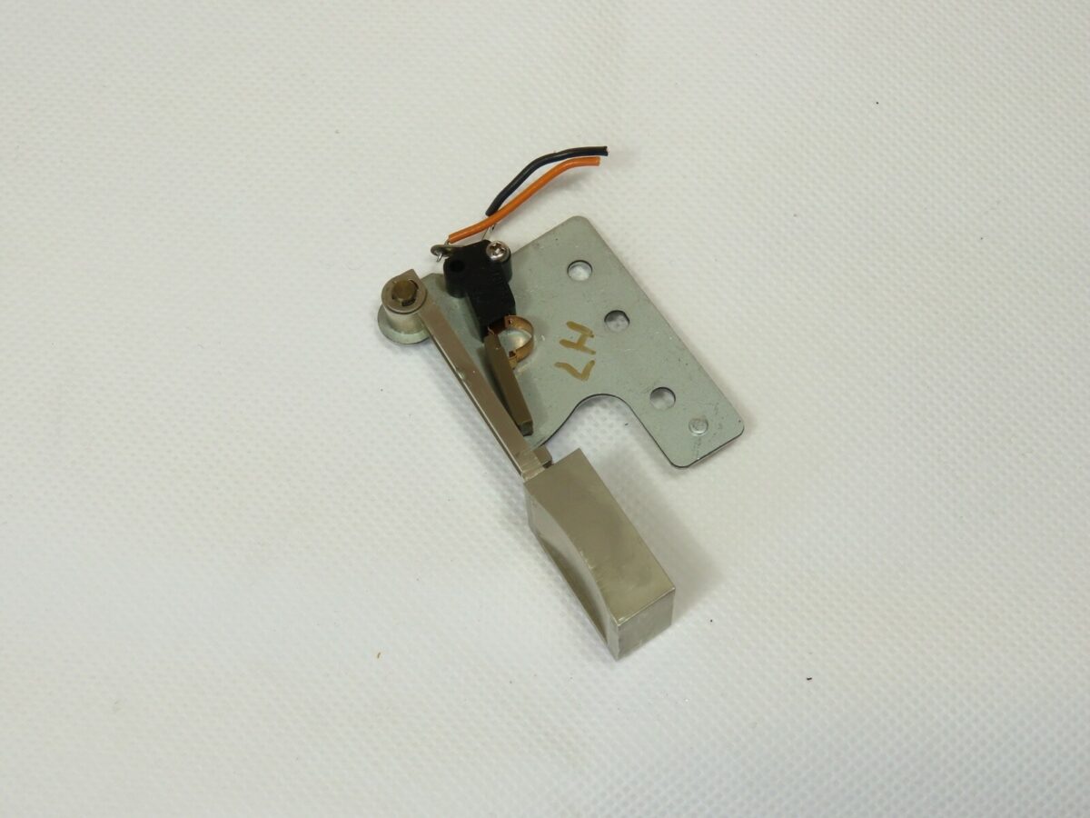 > DUAL C824 < Left Stop Key with Microswitch Tape Deck Part 270 168 /A16