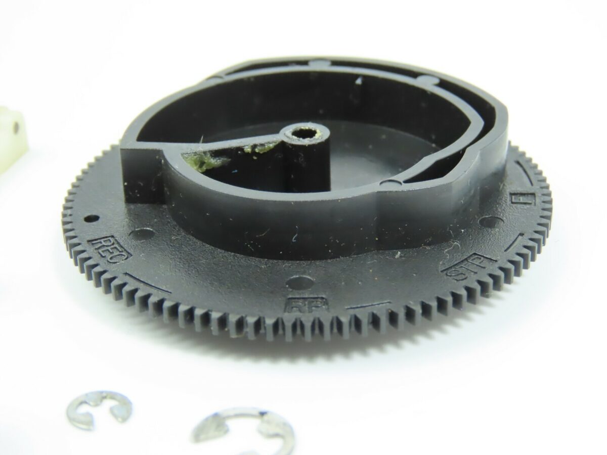 > TASCAM 234 < Plastic Gear Tape Deck Part /B209 - Image 3