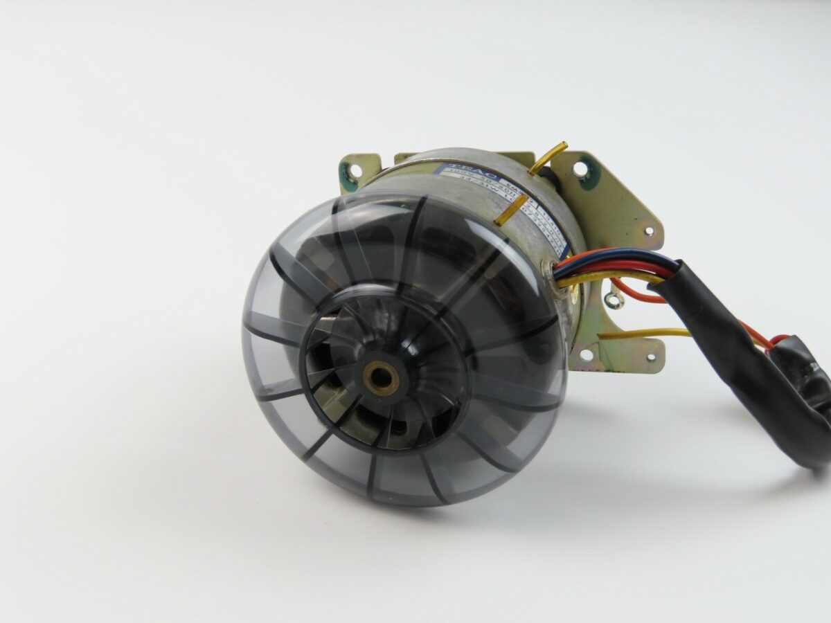 Teac A-3300 - Capstan Motor EM282 with Pulley /T655 - Image 3