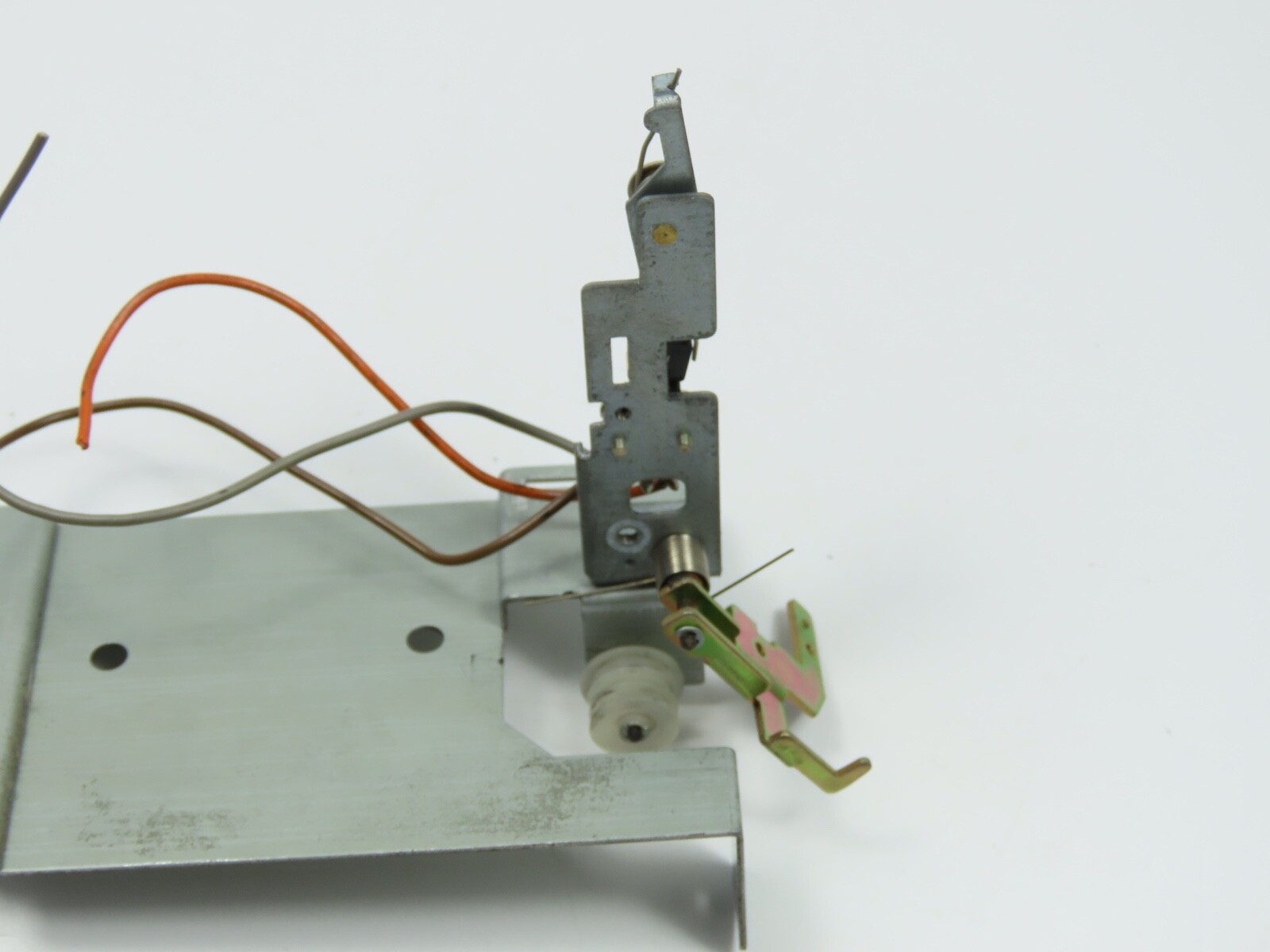 > AIWA M200 < Microswitch Sensor with Bracket Tape Deck Part /B130 - Image 6