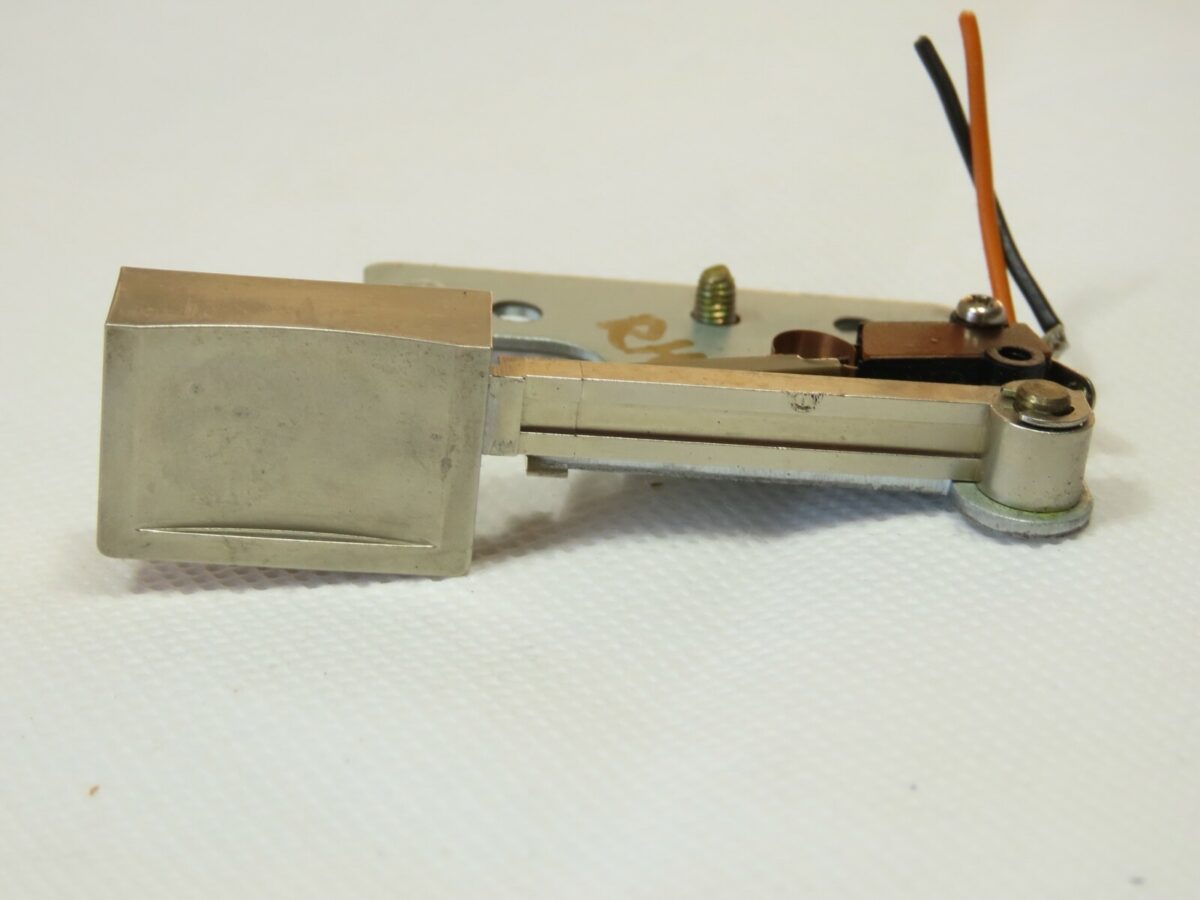 > DUAL C824 < Right Stop Key with Microswitch Tape Deck Part 270 169 /A17 - Image 3