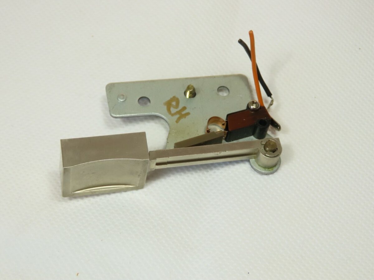 > DUAL C824 < Right Stop Key with Microswitch Tape Deck Part 270 169 /A17